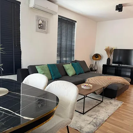 Moderne 2-zimmer Mit Klima & Parkplatz In Апартаменты