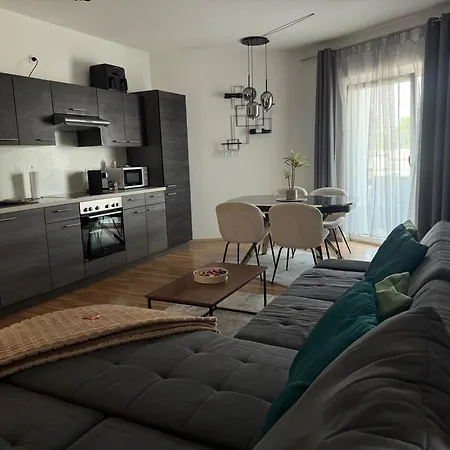 Moderne 2-zimmer Mit Klima & Parkplatz In Апартаменты